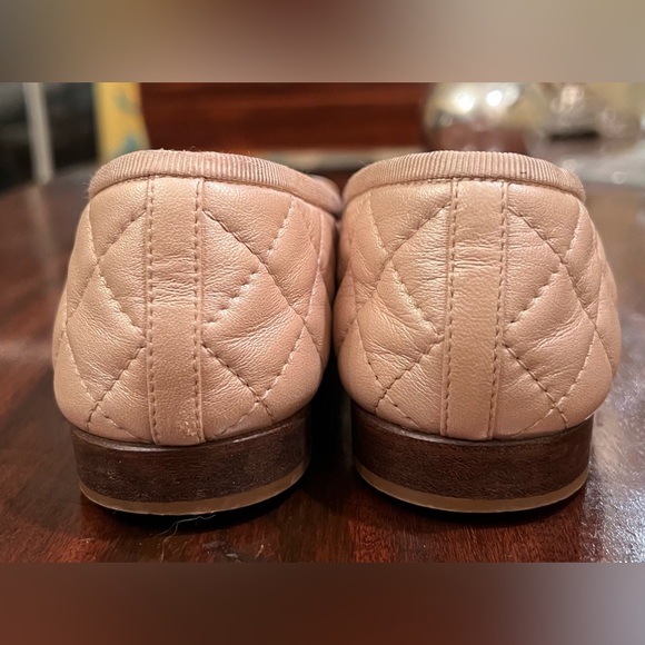 Chanel interlocking CC Bow Accent Ballet Flats in gold - Picture 2 of 12